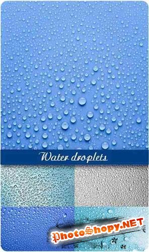 Капли воды на синем фоне