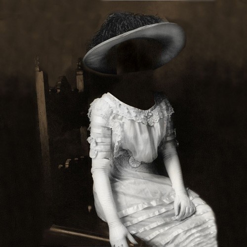 PSD шаблон для девушек - Женщина в белом платье и шляпе на стуле